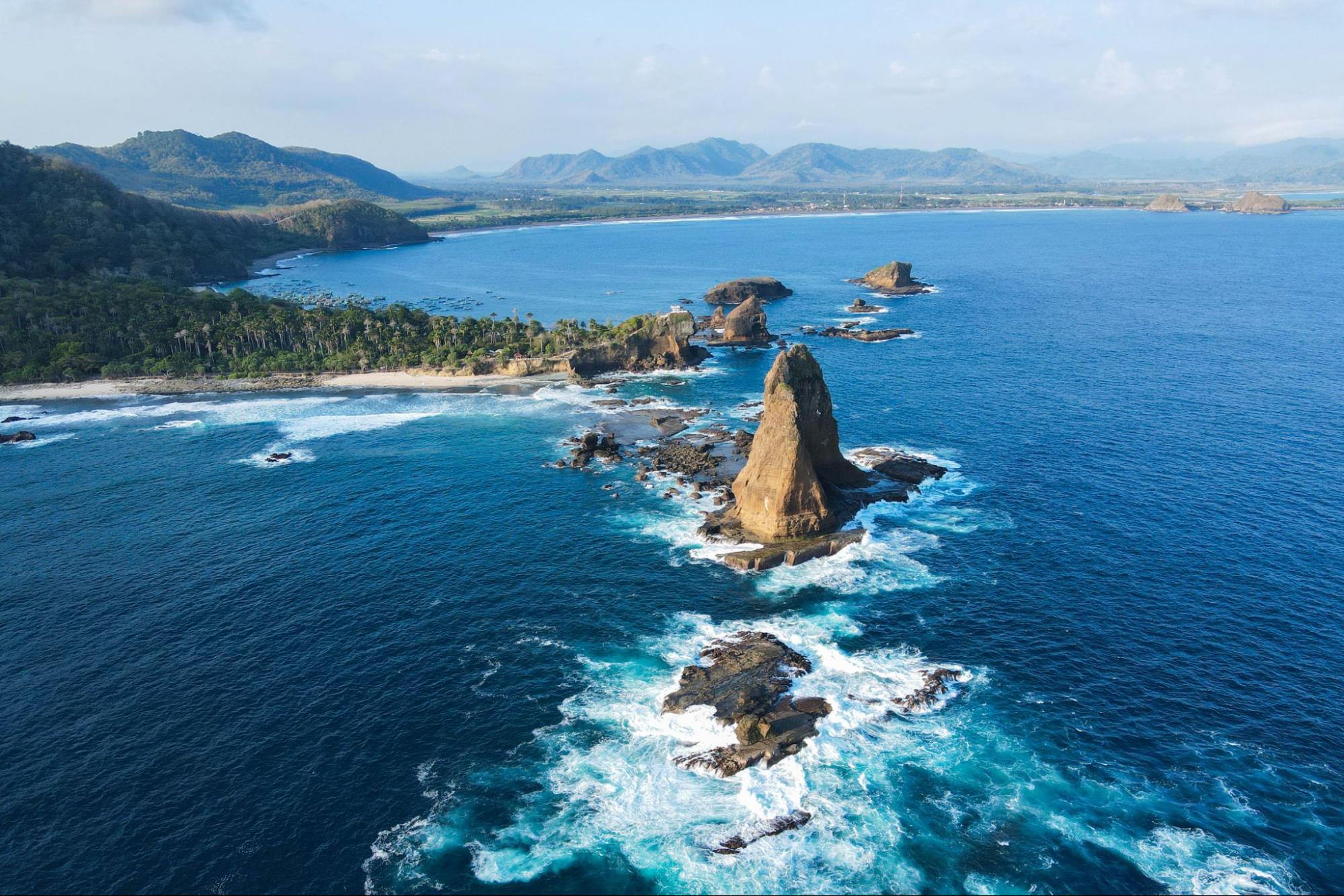 Tanjung Papuma, Jember (Sumber: wonderfulimages.kemenparekraf.go.id)