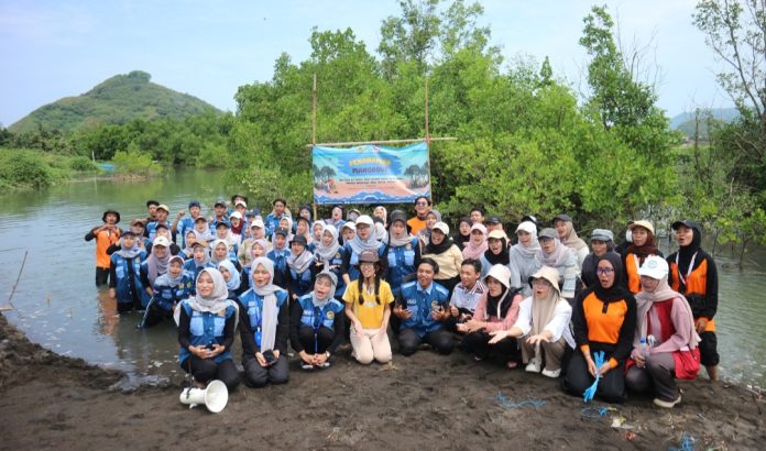 Aksi Nyata di Hari Bumi: RNPB LMI dan 20 Komunitas Bersatu Pulihkan Pantai Parayangan