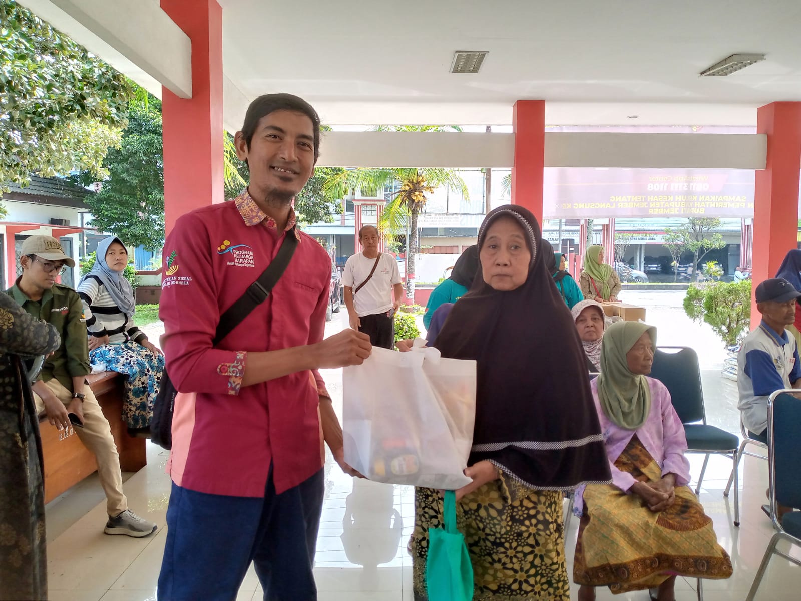 Distribusi Bantuan ATENSI dari Kemensos Digelar di Kecamatan Kaliwates, Jember