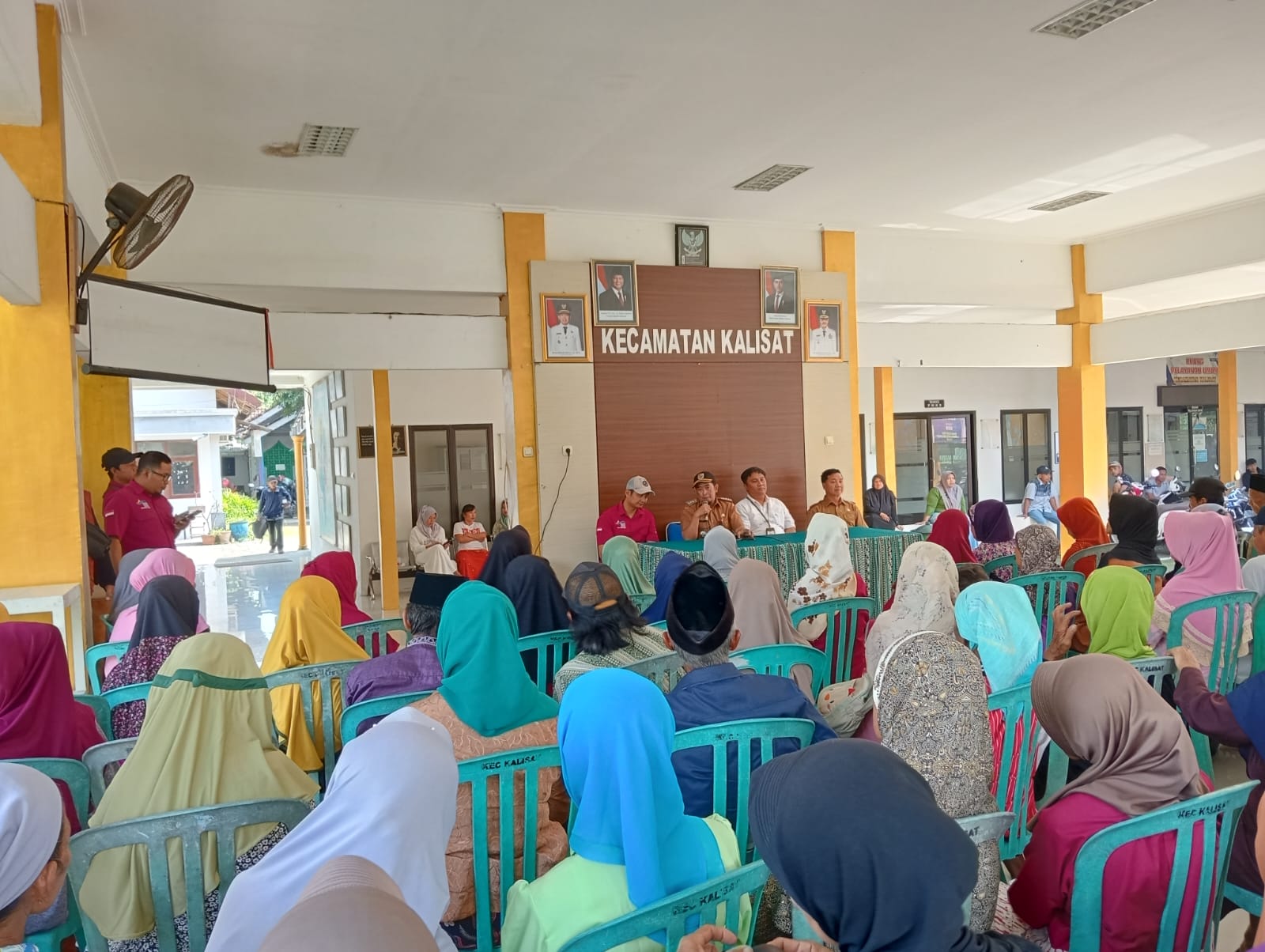 Camat Kalisat Salurkan Bansos Lansia dari Kemensos RI untuk 88 Penerima Manfaat