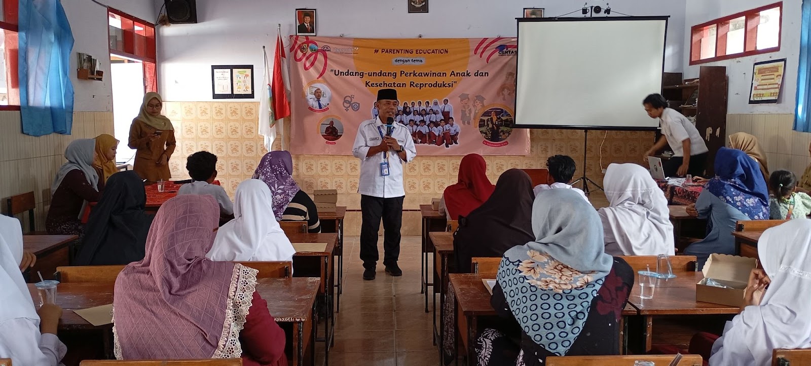 SDN Curahtakir 6 Gelar Parenting Education: Edukasi Perkawinan Anak dan Kesehatan Reproduksi untuk Orang Tua dan Siswa